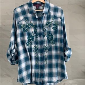 Gloria Vanderbilt embroider button up blouse